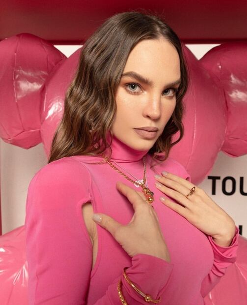 Belinda es la reina de la tendencia Barbiecore en vestido cut out