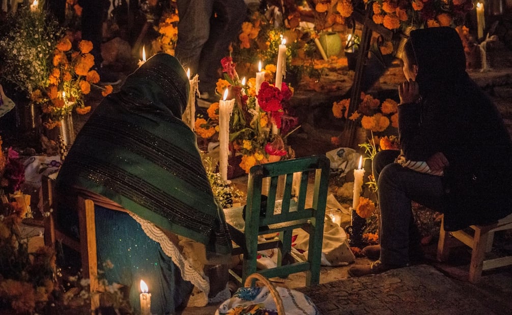 En Día de Muertos, en el cementerio de Janitzio las familias se sientan junto a las sepulturas de sus seres queridos. Foto: Pexels