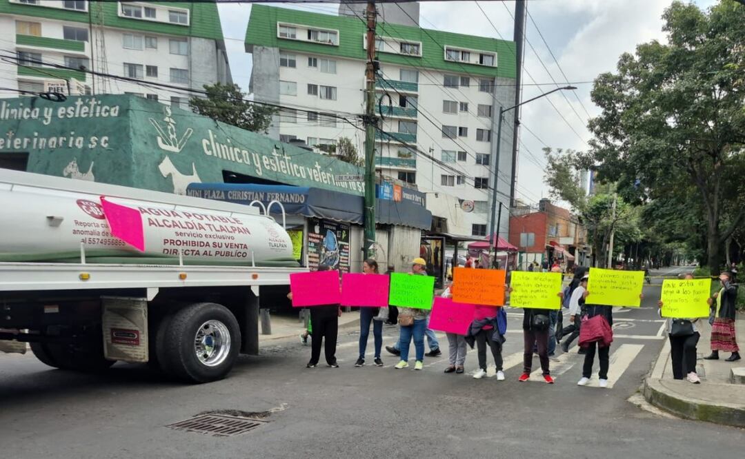 Bloquean Calzada de Tlalpan y Periférico operadores de pipas por falta de agua en Tlalpan. Foto: Especial
