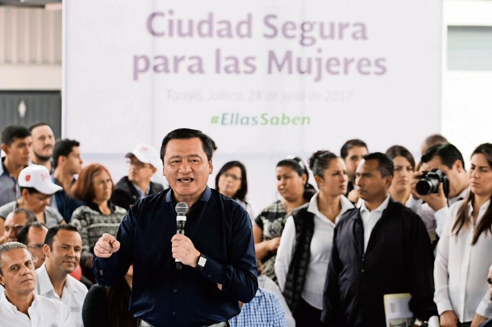 Al inaugurar la Unidad Deportiva Ignacio Zaragoza, en Tonalá, Jalisco, Miguel Ángel Osorio Chong, secretario de Gobernación, hizo un llamado a la sociedad para que defienda sus espacios y que no se los apropie la delincuencia (JORGE MENDOZA. EL UNIVERSAL)