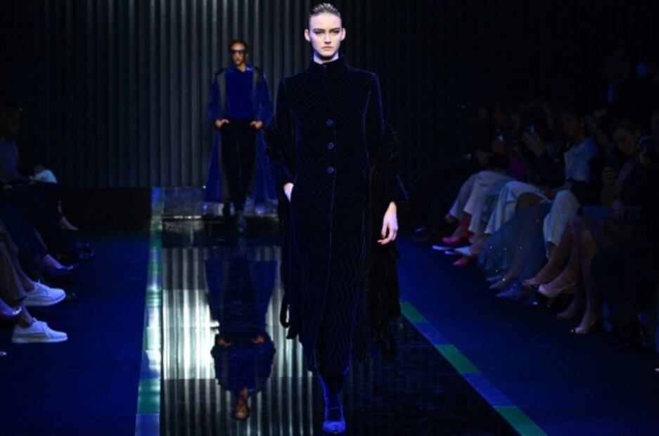 Armani se solidariza con Ucrania con desfile en absoluto silencio