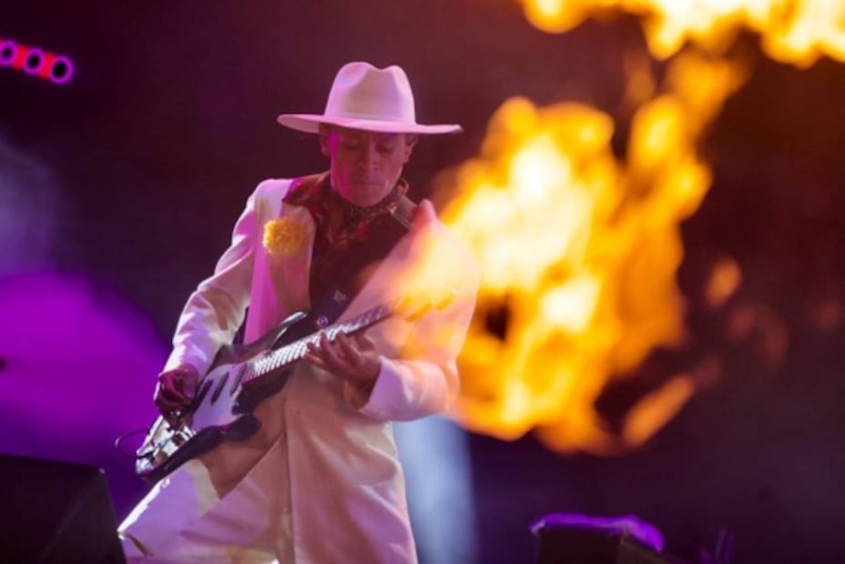 Con un espectáculo dedicado a Sax, Maldita Vecindad cierra el primer día del Vive Latino