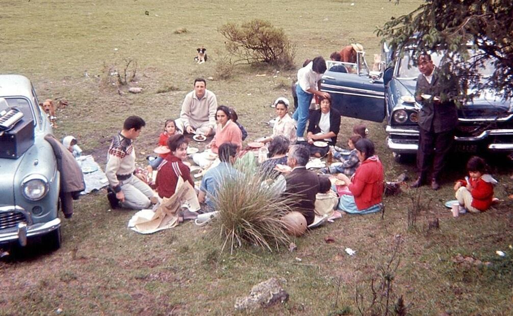 Día de campo probablemente en La Marquesa. La hora de la comida es, quizá, el de mayor convivencia familiar. La imagen permite, a quien la ve, participar del alegre momento. Cortesía del archivo particular del dr. Miguel Ángel Rosas.
