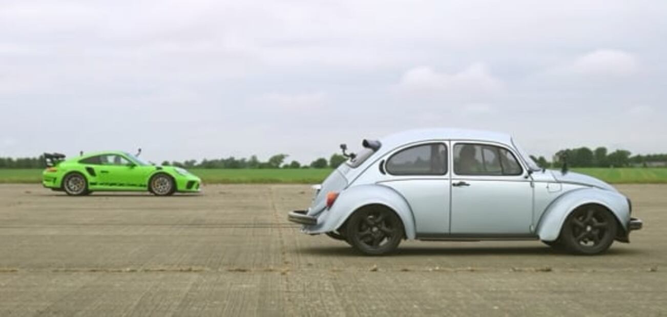 'Vocho' con motor Tesla desafía a Porsche 911 en un carrera