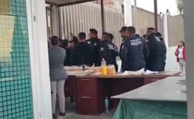 Colectivos y defensa de acusado de feminicidio retienen personal del penal de Chiconautla; liberación ocurre tras casi 5 horas