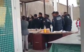 Colectivos y defensa de acusado de feminicidio retienen personal del penal de Chiconautla; liberación ocurre tras casi 5 horas