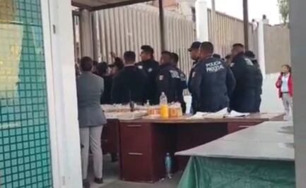 Colectivos y defensa de acusado de feminicidio retienen personal del penal de Chiconautla; liberación ocurre tras casi 5 horas