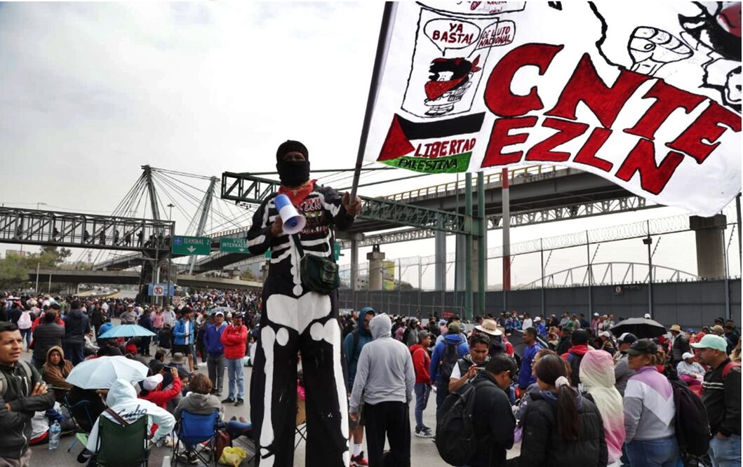 Integrantes de la CNTE bloquean los accesos a la Terminal 1 y 2 del Aeropuerto Internacional de la Ciudad de México. Foto: Carlos Mejía/EL UNIVERSAL