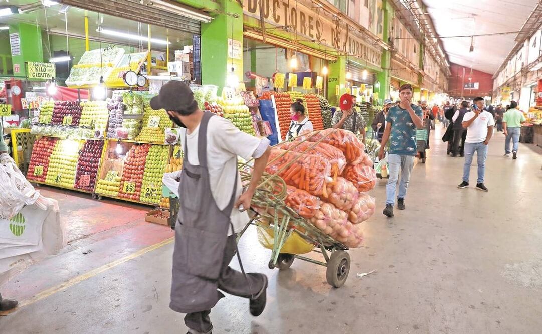 El Covid-19 ha afectado en gran medida a la población con menor escolaridad, prácticamente la mitad de las muertes se produjeron en personas con un nivel educativo máximo de primaria, resalta estudio. Foto: Archivo/ El Universal. 