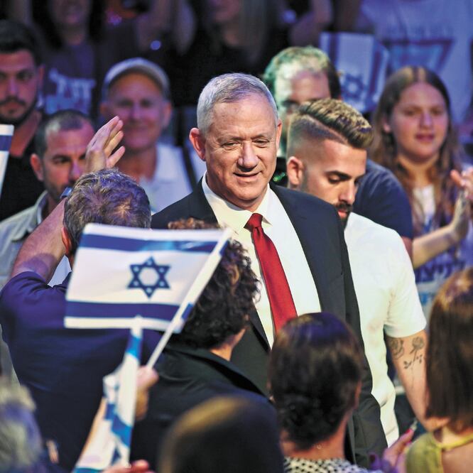 El líder del Partido Azul y Blanco, Benny Gantz, durante su llegada a un mitin en Tel Aviv, Israel, por la campaña electoral. Foto/ODED BALILTY. AP