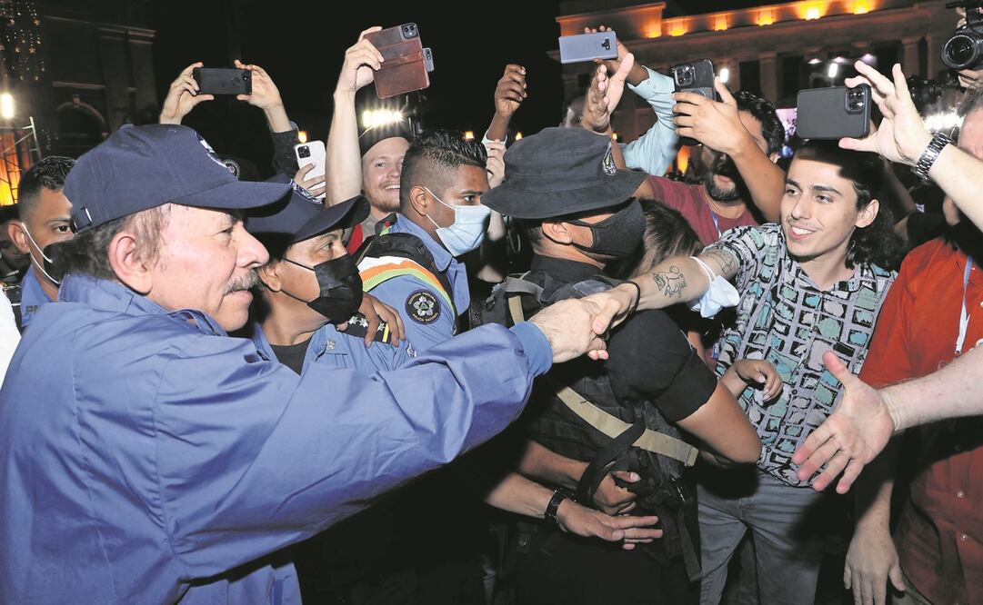 El presidente de Nicaragua, Daniel Ortega (izq.), saluda a los simpatizantes el 8 de noviembre. Foto: ARCHIVO. AFP
