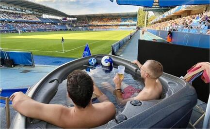 Aficionados en Francia disfrutan de partido en jacuzzi al nivel de cancha