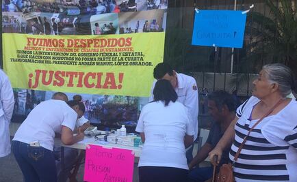 Médicos ofrecen consultas gratuitas como protesta a despidos en Chiapas