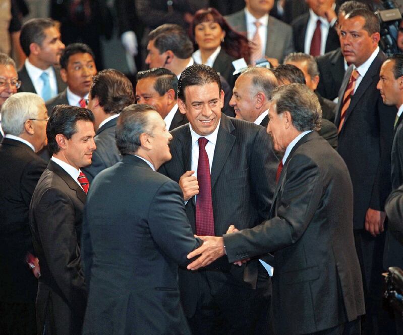 Cuando la PGR archivó el caso, Humberto Moreira (centro, con corbata color vino) estaba lejos de los reflectores; sin embargo, 10 meses antes, en diciembre de 2011, tras verse envuelto en un escándalo por el endeudamiento en el que dejó a Coahuila, renunc