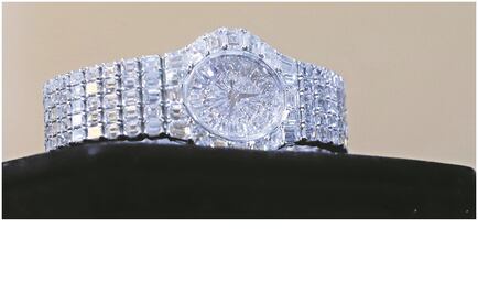 Dijes, aretes y brazaletes con diamantes; esto  subastará el SAE de joyería fina