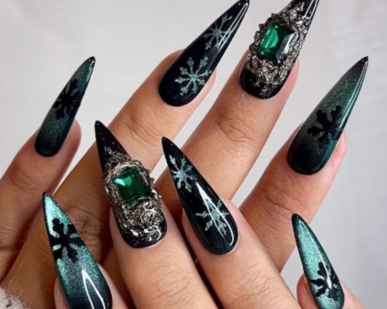 Estas uñas combinan con maquillaje ahumado o accesorios verdes para resaltar el brillo. Foto: Etsy