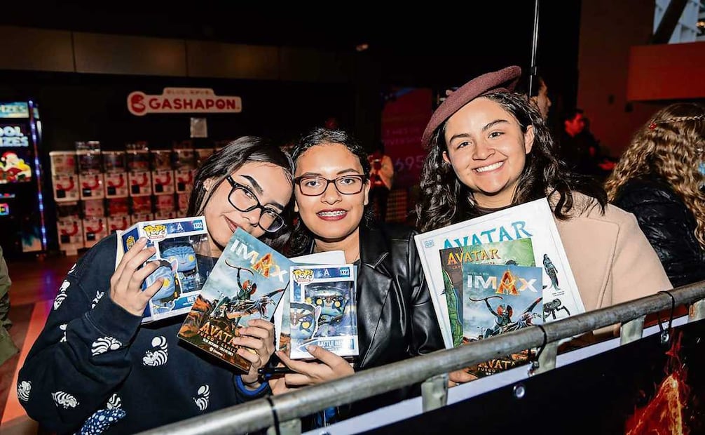 Seguidoras de la saga llegaron a la plaza donde se realizó la premier desde temprana hora llevando con ellas mercancías alusivas a la trama. Foto: Hugo Salvador / EL UNIVERSAL