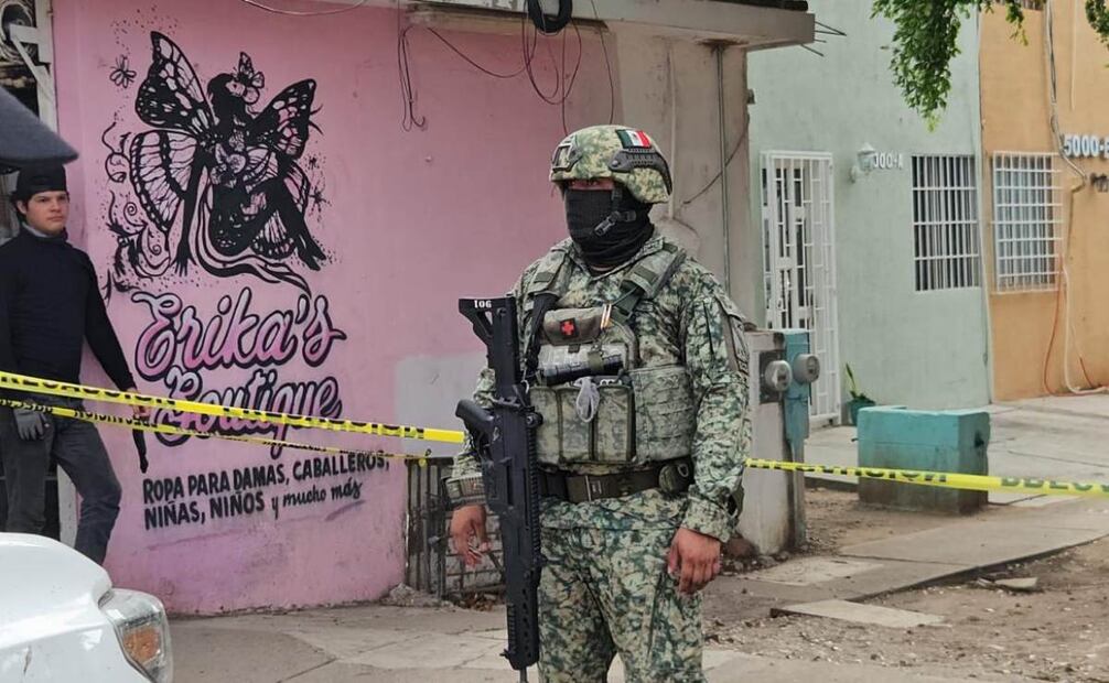 Junto a un taller mecánico, ubicado en la calle Gilberto Owen, de la colonia Guadalupe Victoria, elementos de la Policia Municipal de Culiacán fueron objeto de un ataque.
Foto: Especial.