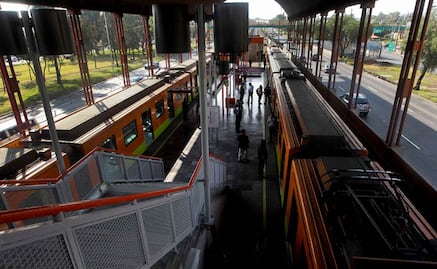 Rescatan a menor de edad que quería aventarse en estación Acatitla del Metro 
