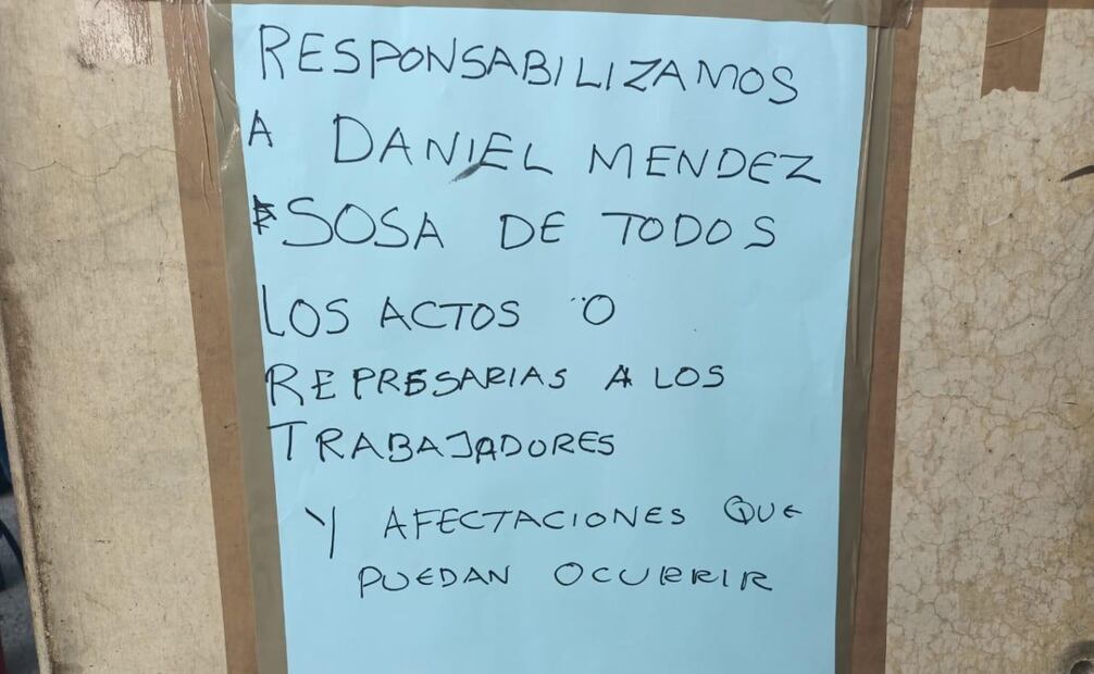 Intensifican protestas trabajadores de Salina Cruz, incendian camioneta y destruyen mobiliario. Fotos Especiales