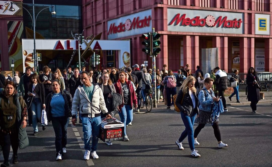 Alemanes cerca de Alexanderplatz, una zona rodeada de almacenes y tiendas en Berlín. (11/04/2025) Foto: Markus Schreiber | AP