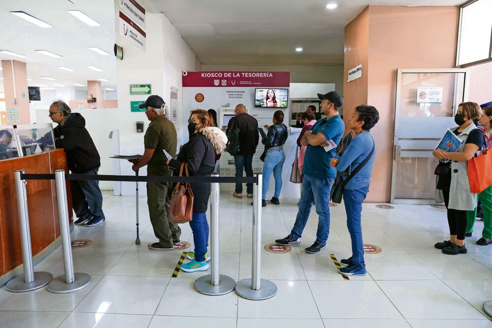 Desde los primeros días de enero, los capitalinos han acudido a la Tesorería para pagar el predial con descuento. Foto: DIEGO SIMÓN SÁNCHEZ. EL UNIVERSAL