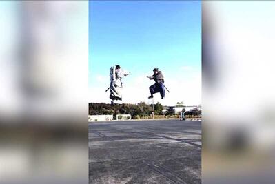 Samuráis “vuelan” por el cielo de Japón