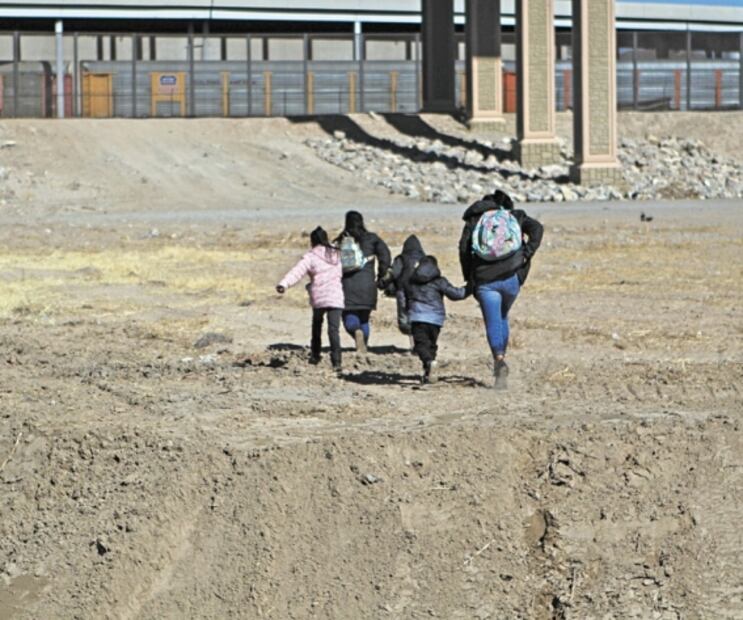 Aumenta cruce de migrantes en la frontera