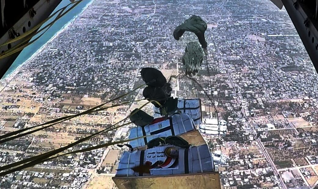 Imagen de ayuda humanitaria enviada por Egipto vía aérea a la Franja de Gaza, el 31 de julio de 2025. Foto: EFE