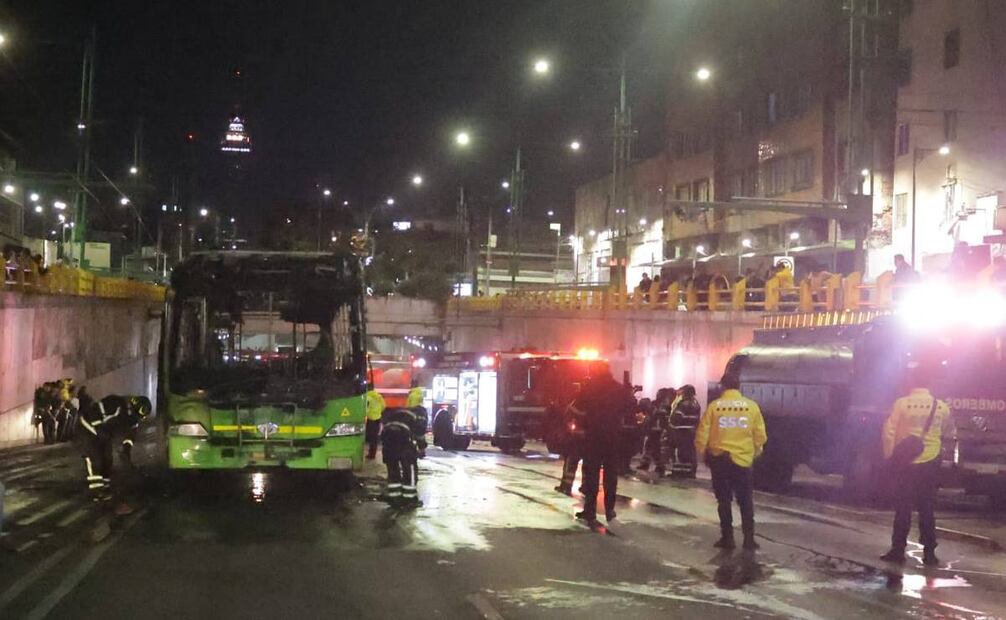 Incendio de unidad de RTP en Eje Central noche del domingo 24 de noviembre/ Foto: Francisco Rodríguez. EL UNIVERSAL