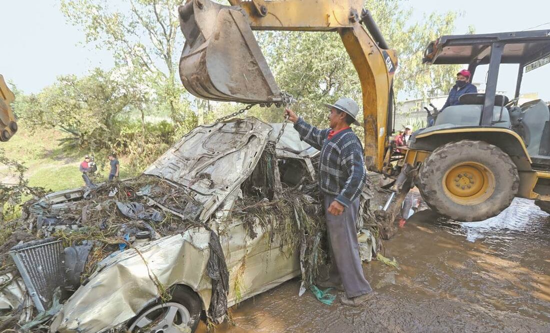 Se necesitó de maquinaria pesada para retirar autos. Foto: Jorge Alvarado. EL UNIVERSAL