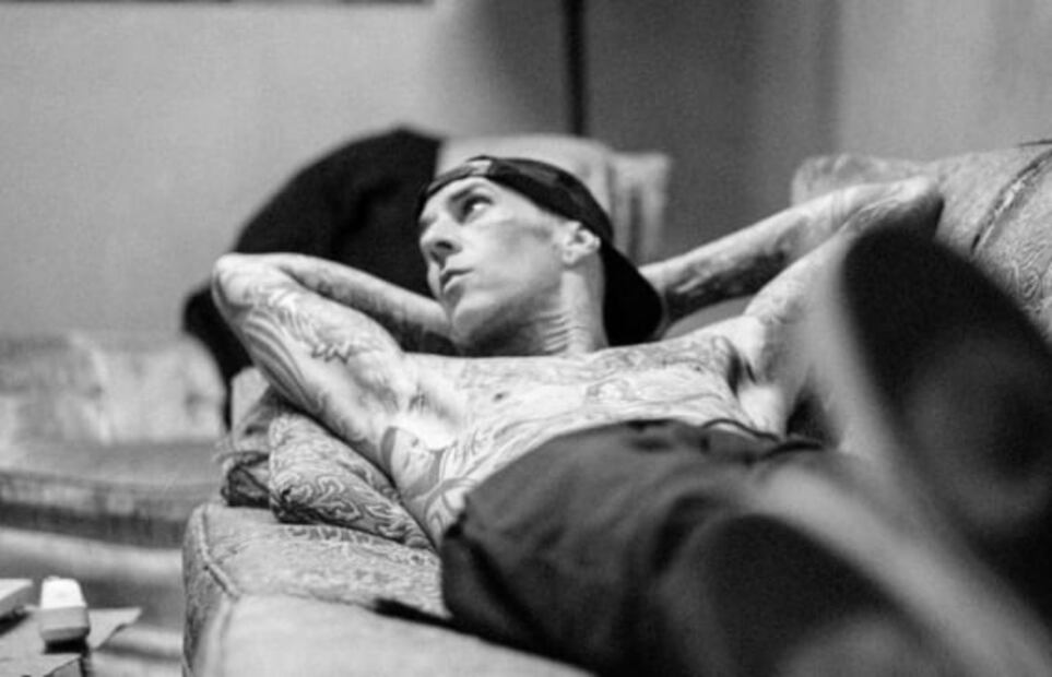 ¿Y la gira de Blink-182?, Travis Barker publica una foto de su dedo fracturado
