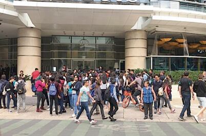 Holland y Gyllenhaal cumplen a sus fans