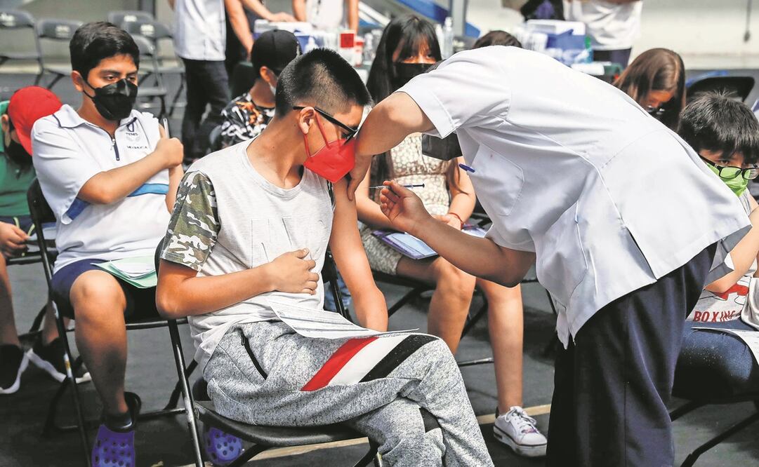 En el primer día de vacunación a adolescentes de 12 a 14 años se dio prioridad a quienes tienen alguna comorbilidad o discapacidad; en la Sala de Armas, los jóvenes, acompañados por sus padres, esperaron en promedio 20 minutos para recibir la primera dosi
