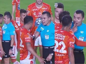 El árbitro Gato Ortiz empuja y se encara con jugador de Pachuca después de expulsarlo