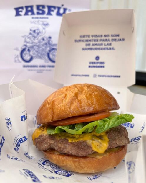 “Parece una sandalia” Chef sobre hamburguesa Fasfú de Luisito Comunica