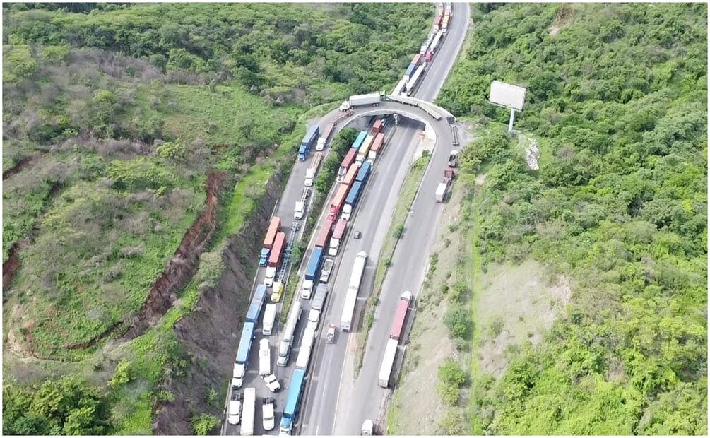 Transportistas y operadores portuarios están reportando un congestionamiento de más de 24 horas. Foto: Especial