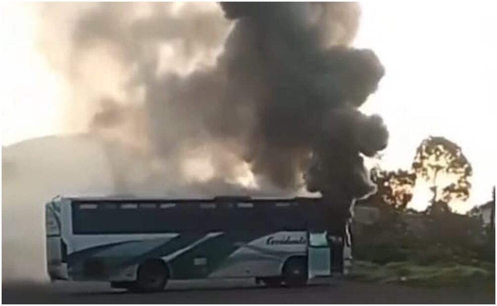 Queman dos tráileres y una camioneta para exigir la aparición de 7 policías comunales. Foto: Captura de video