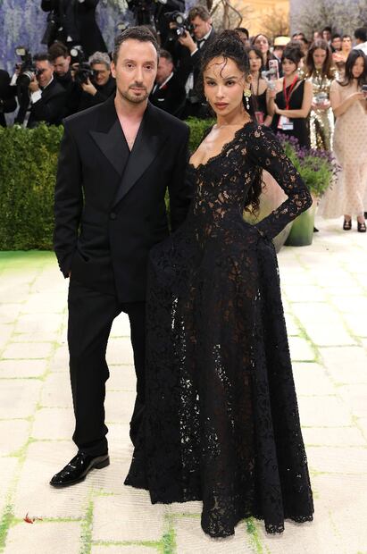 Zoë Kravitz posa junto al diseñador Anthony Vaccarello.
Foto: Mike Coppola / AFP