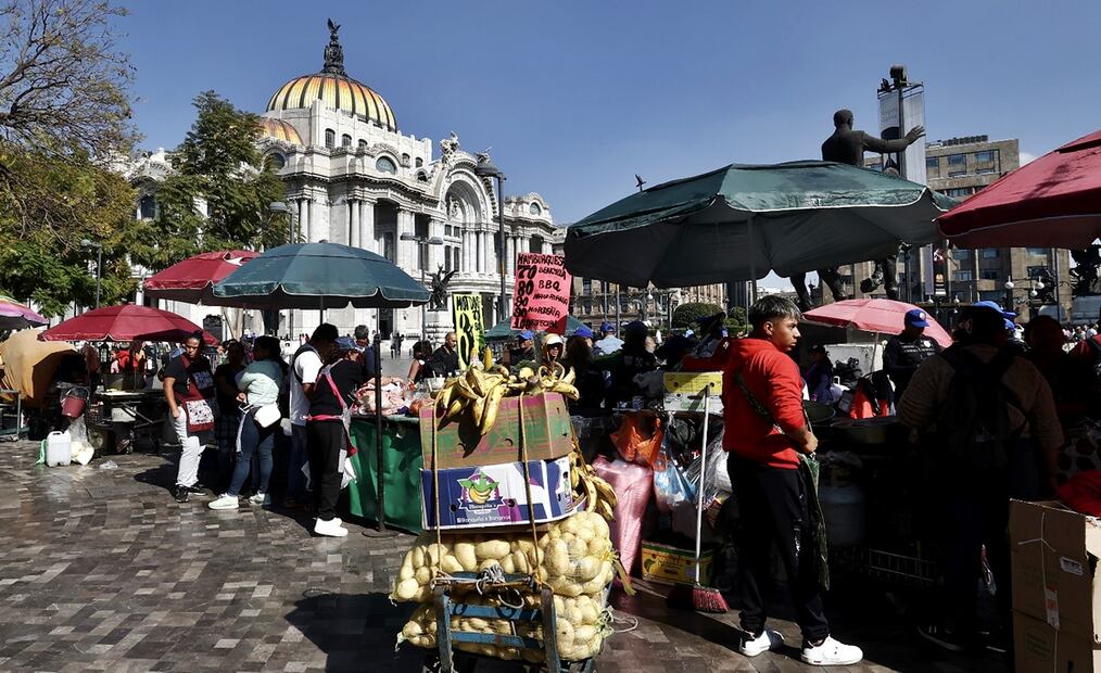 Pese a los operativos, los ambulantes siguen instalados en la Alameda Central. Foto: Berenice Fregoso/EL UNIVERSAL