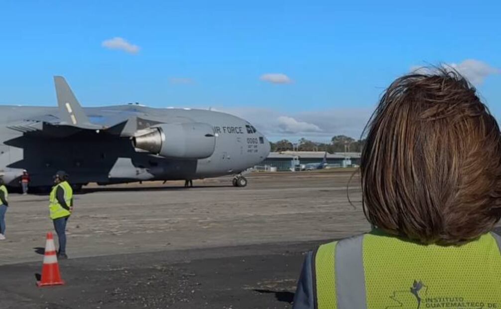 La vicepresidencia de Guatemala publicó en Instagram un video de un avión militar que transportaba a migrantes deportados desde Estados Unidos aterrizando en Guatemala esta mañana. Foto: captura de pantalla