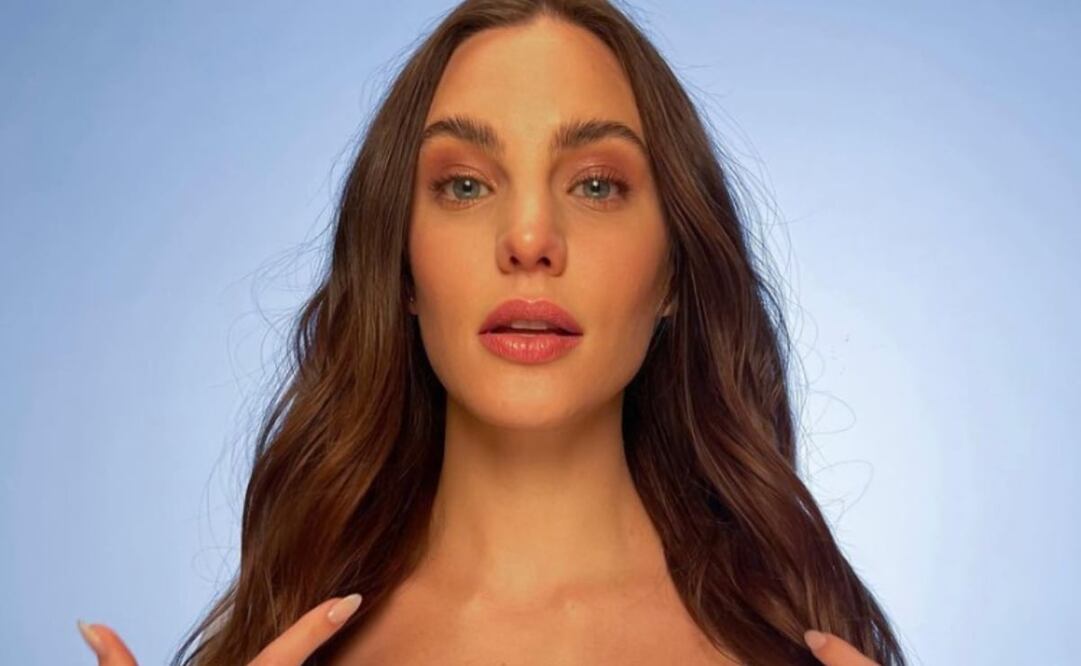 En la entrega de los Latin Grammy 2022, Macarena Achaga sorprendió luciendo un vestido transparente de encaje. Foto: Instagram @macabeso