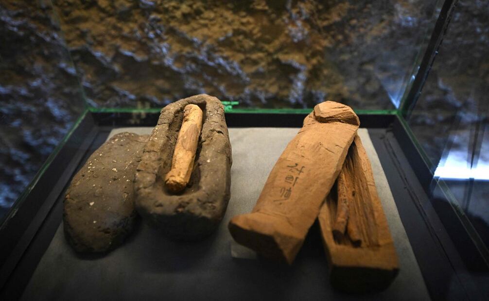 Una vitrina muestra artefactos recién desenterrados durante un evento mediático para anunciar los nuevos descubrimientos de una misión arqueológica egipcia en el Templo del Valle de la Reina Hatshepsut en Deir El-Bahari, en la orilla occidental del Nilo, en Luxor, el 8 de diciembre de 2025. Foto: AFP