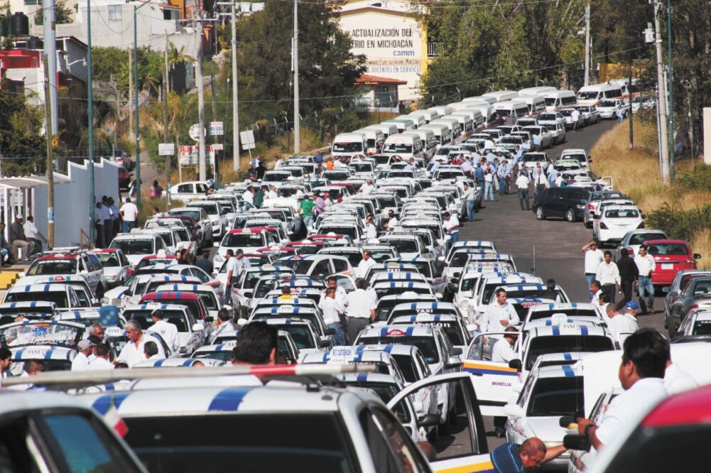 En Morelia, Michoacán, miembros del Movimiento Nacional Taxista enfatizaron que como concesionarios han estado dentro del marco legal y denunciaron que conductores de aplicaciones electrónicas de transporte no lo hacen. Foto/CHARBELL LUCIO. EL UNIVERSAL