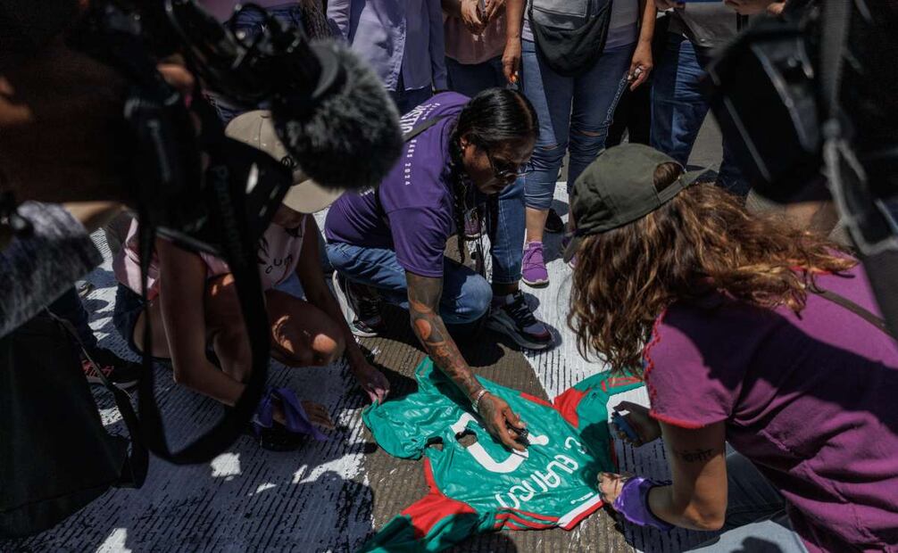 Colectivos se reúnen en la glorieta de las mujeres que luchan para exigir quitar el fuero a Cuauhtémoc Blanco. Foto: Yaretzy M. Osnaya/ EL UNIVERSAL