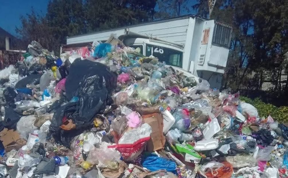 Vecinos de El Oro amarran a funcionarios por crisis en recolección de basura. Foto: Especial