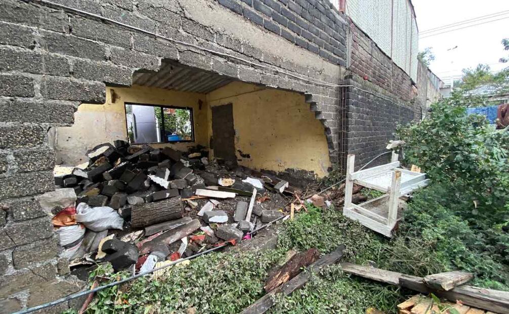 En el domicilio de la familia López Gonzalez, una casa de tres pisos, la gran cantidad de agua derrumbó parte de su vivienda donde un cuarto completo quedó entre escombros y lodo por lluvias del 16 de septiembre de 2024. Foto: Juan Carlos Williams/EL UNIVERSAL