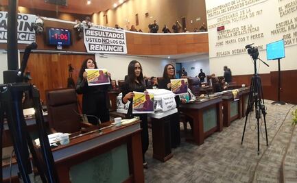 Meten ataúd en el Congreso local durante comparecencia del Secretario de Seguridad Pública de Zacatecas