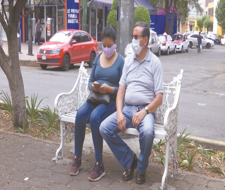 En espera del diagnóstico. En el INER, Raúl Pérez espera los resultados de su hijo Daniel, quien presentó sintomas de Covid-19. Foto: DIEGO PRADO. EL UNIVERSAL