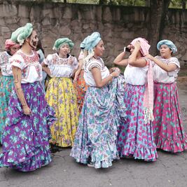 Migraciones, temática de desfile de muertos